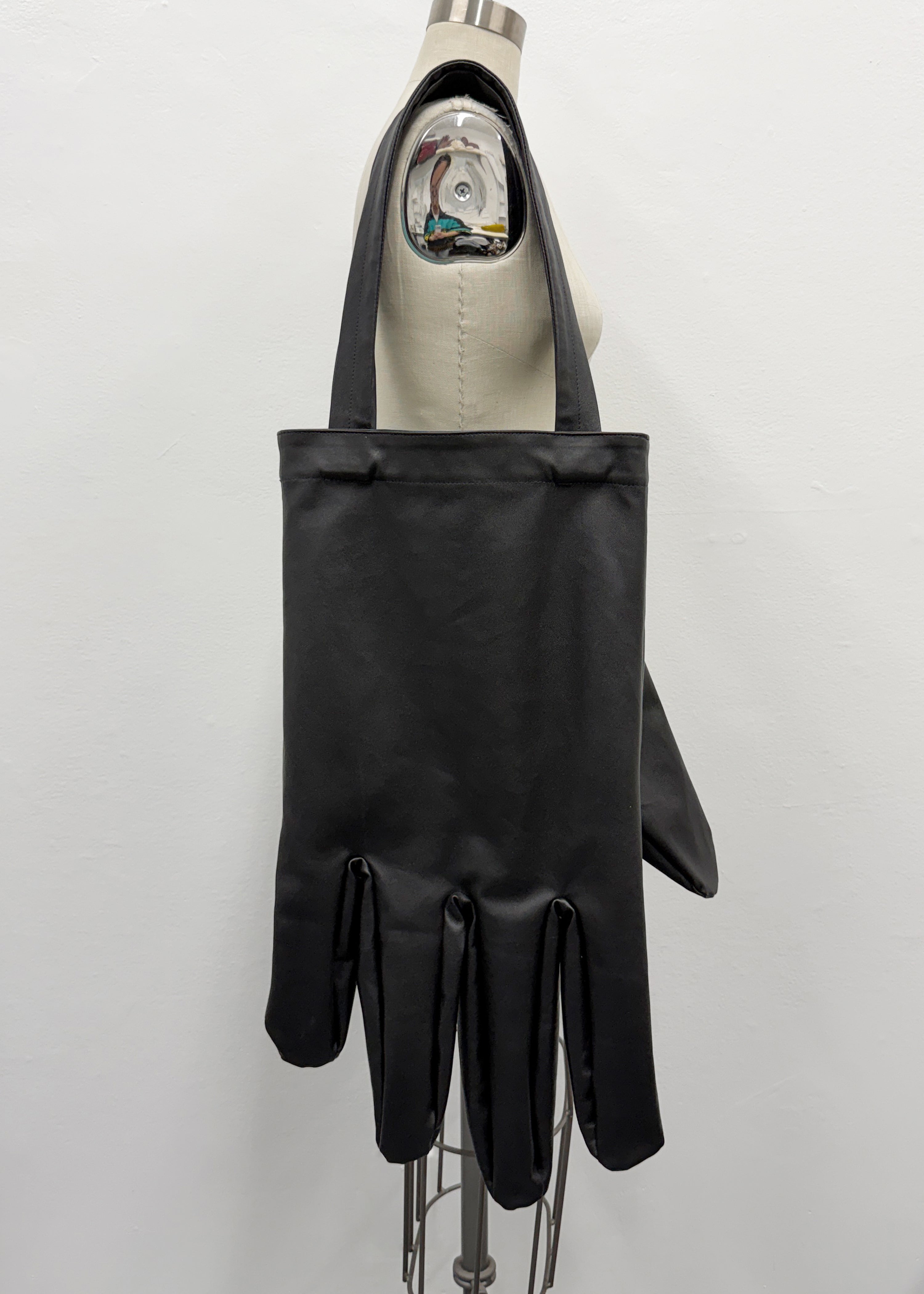 블랙 나일론 소재의 오른손 토트백