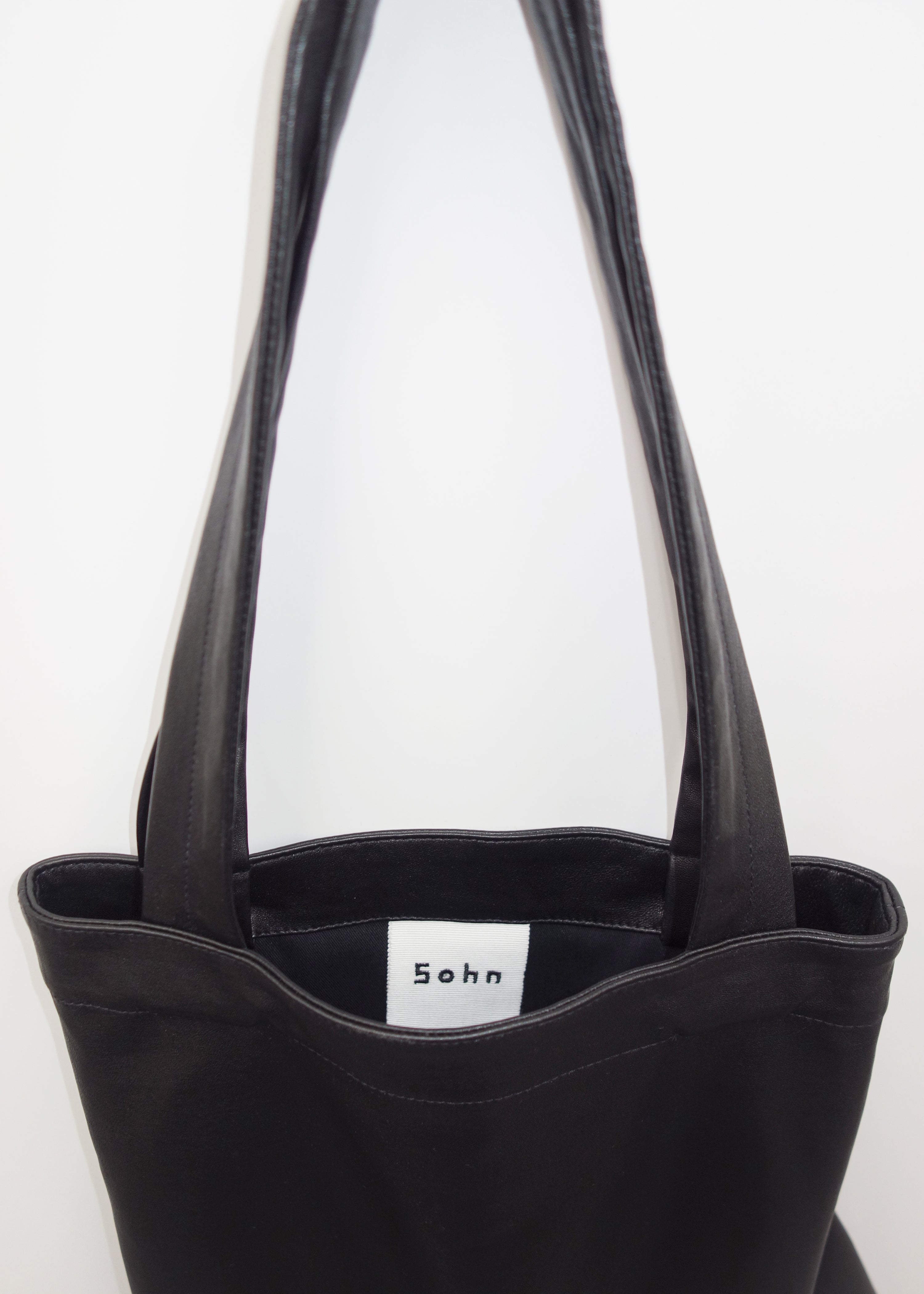 블랙 나일론 소재의 오른손 토트백